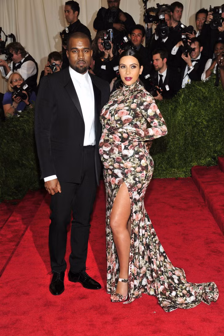 Cô nàng "siêu vòng ba" - Kim Kardashian.