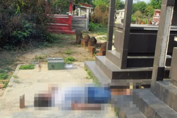 Người đàn ông chết bí ẩn giữa hai ngôi mộ ở Sài Gòn