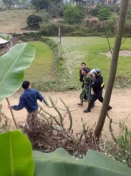 Bat nghi can chem chet nguoi phu nu ngay giua duong - Anh 1