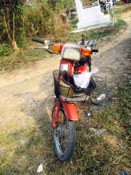 Nguoi dan ong chet bi an giua hai ngoi mo o Sai Gon - Anh 2