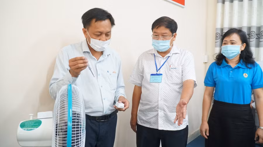 TS Hồ Thanh Tâm, Phó Hiệu trưởng Trường CĐ Cần Thơ bên máy CV19 sử dụng công nghệ Plasma được lắp đặt trên bầu quạt gió gia dụng.
