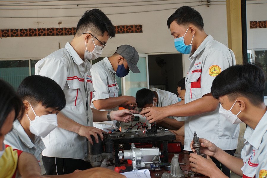 Học viên cao đẳng nghề trong giờ thực hành tại Trung tâm Giáo dục nghề nghiệp – Giáo dục thường xuyên Nhà Bè, TPHCM. Ảnh: Mạnh Tùng Học viên cao đẳng nghề trong giờ thực hành tại Trung tâm Giáo dục nghề nghiệp – Giáo dục thường xuyên Nhà Bè, TPHCM. Ảnh: Mạnh Tùng