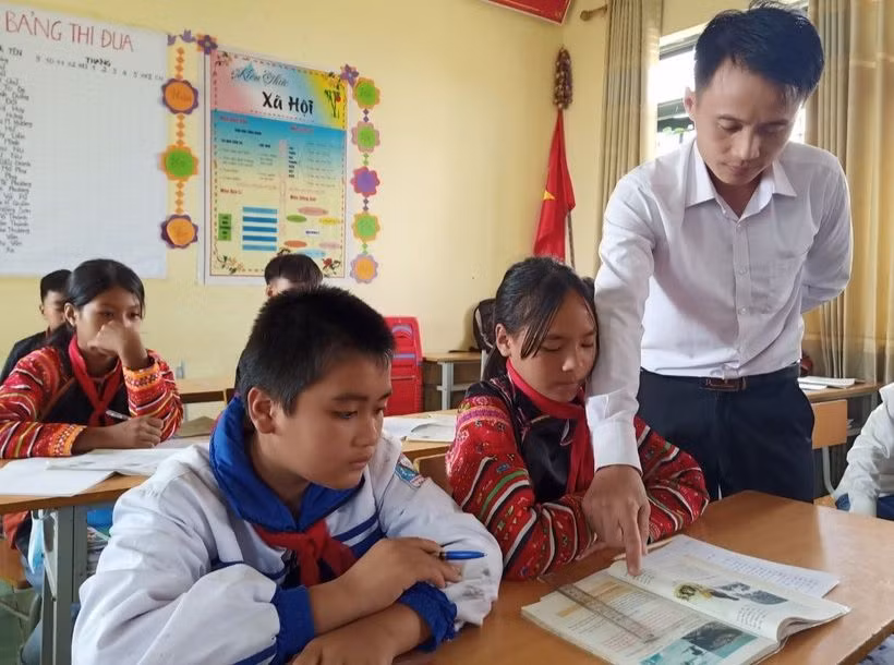 Thầy trò Trường PTDTBT THCS Ka Lăng (Lai Châu). Ảnh: Hà Thuận
