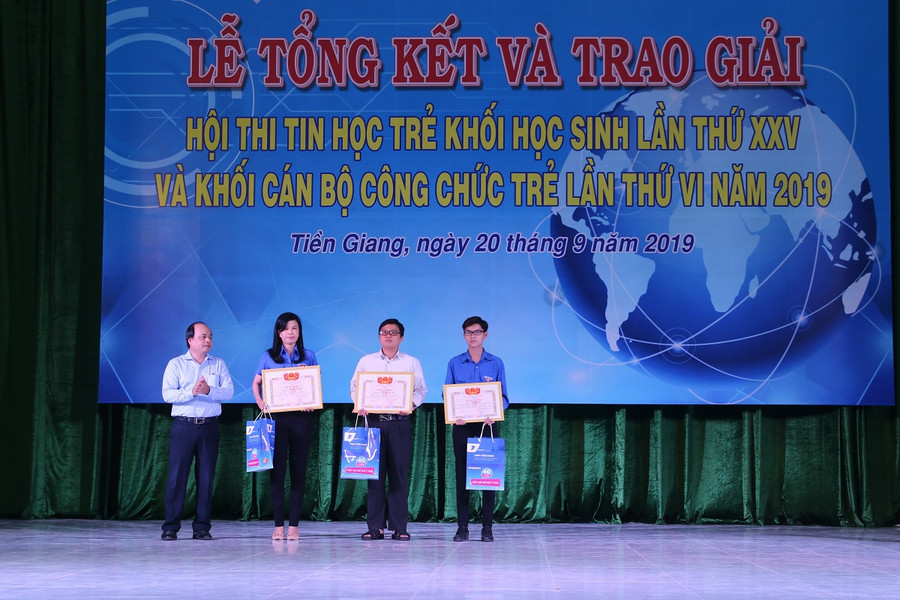 Ông Trần Văn Dũng - Giám đốc Sở TT-TT tỉnh Tiền Giang trao giải cho thí sinh khối CBCC. Ông Trần Văn Dũng - Giám đốc Sở TT-TT tỉnh Tiền Giang trao giải cho thí sinh khối CBCC.