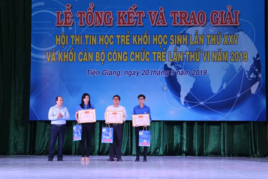 Ông Trần Văn Dũng - Giám đốc Sở TT-TT tỉnh Tiền Giang trao giải cho thí sinh khối CBCC.
