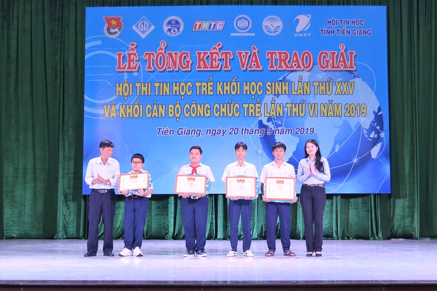 Ban Tổ chức trao giải Nhất Tin học trẻ cho HS.