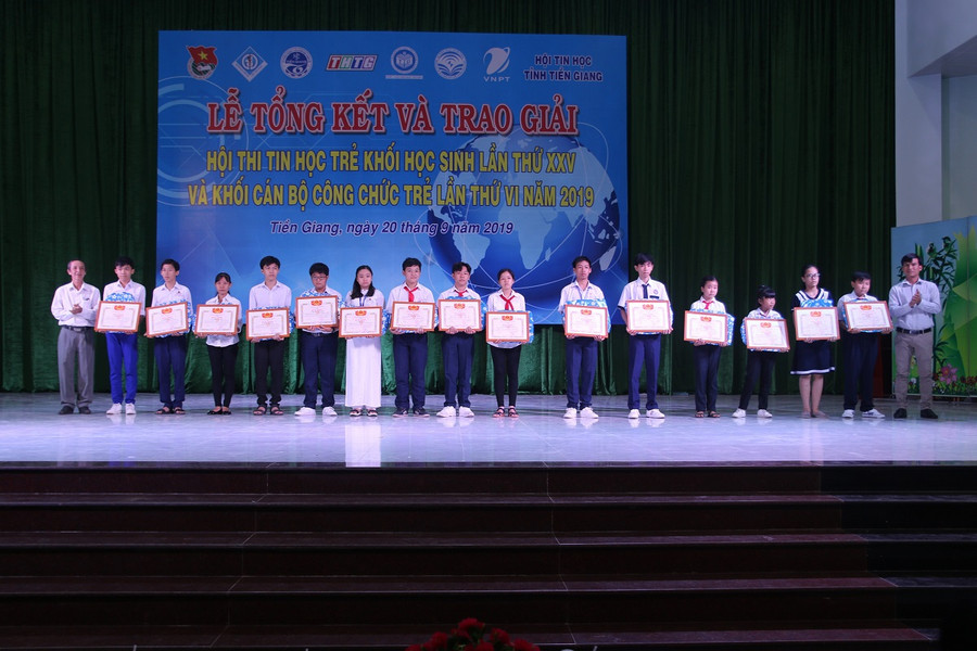Trao giải Khuyến khích cho các thí sinh. Trao giải Khuyến khích cho các thí sinh.