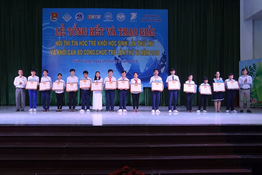 Trao giải Khuyến khích cho các thí sinh.