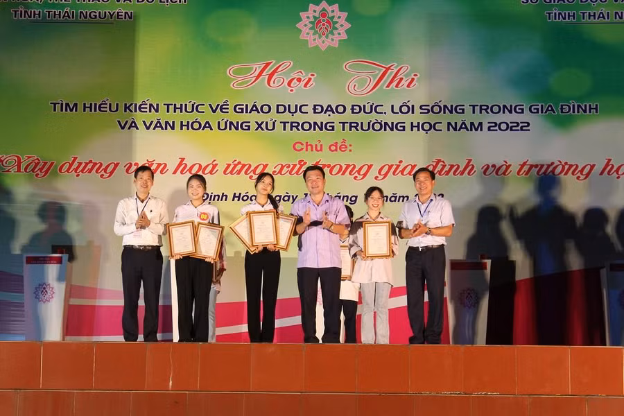 Lãnh đạo Sở Văn hóa-Thể thao và Du lịch phối hợp với Sở Giáo dục&Đào tạo Thái Nguyên cùng Chủ tịch UBND huyện Định Hóa trao thưởng cho các đội đạt giải nhất tại Hội thi.