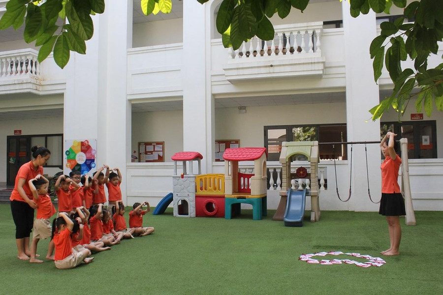 Một giờ học tiếng Anh thực nghiệm sinh động ngoài trời của cô và trò trường mầm non Sunrise Kids. Một giờ học tiếng Anh thực nghiệm sinh động ngoài trời của cô và trò trường mầm non Sunrise Kids.