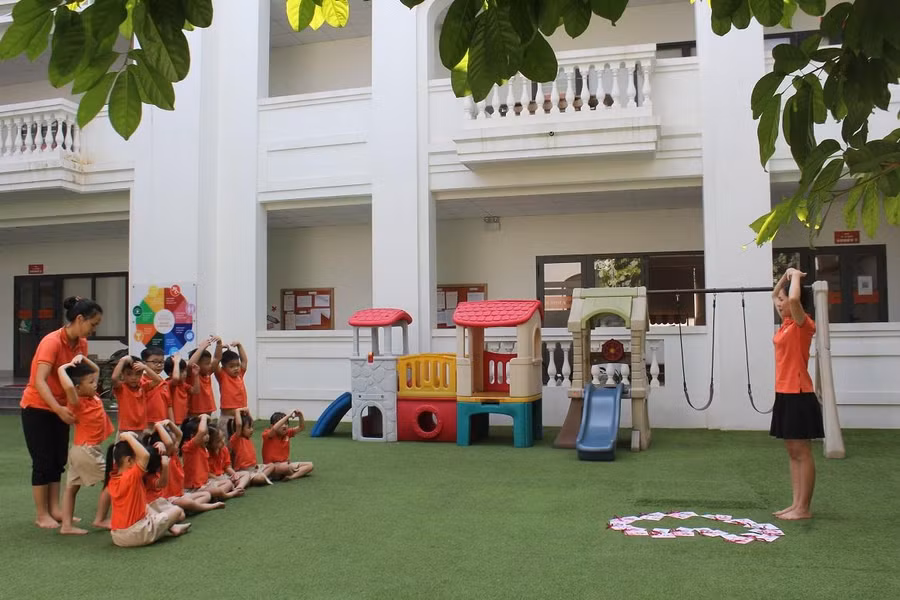 Một giờ học tiếng Anh thực nghiệm sinh động ngoài trời của cô và trò trường mầm non Sunrise Kids.