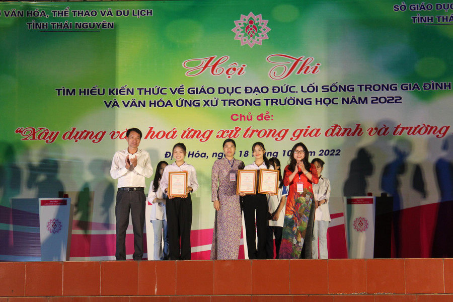 Ban tổ chức Hội thi trao giải cho các đội có thành tích xuất sắc mang thông điệp ứng xử văn hóa trong gia đình và nhà trường. Ban tổ chức Hội thi trao giải cho các đội có thành tích xuất sắc mang thông điệp ứng xử văn hóa trong gia đình và nhà trường.