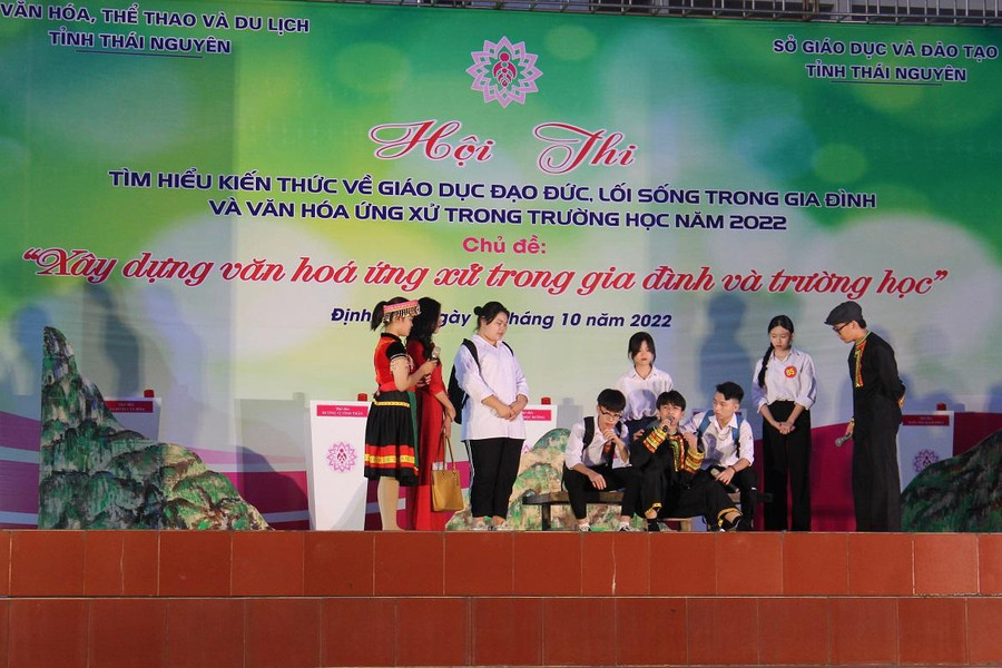 Màn thi tiểu phẩm của học sinh trường THPT Định Hóa. Màn thi tiểu phẩm của học sinh trường THPT Định Hóa.