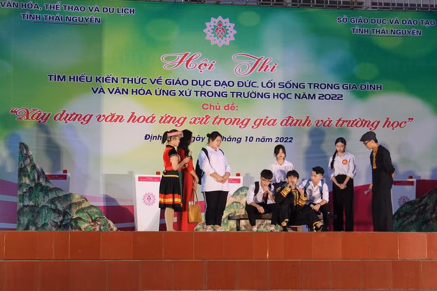 Màn thi tiểu phẩm của học sinh trường THPT Định Hóa.