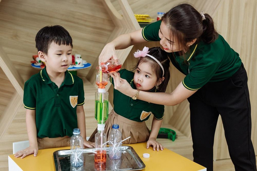 Một giờ học kiến thức thực nghiệm sinh động của giáo viên và học sinh trường Iris Một giờ học kiến thức thực nghiệm sinh động của giáo viên và học sinh trường Iris