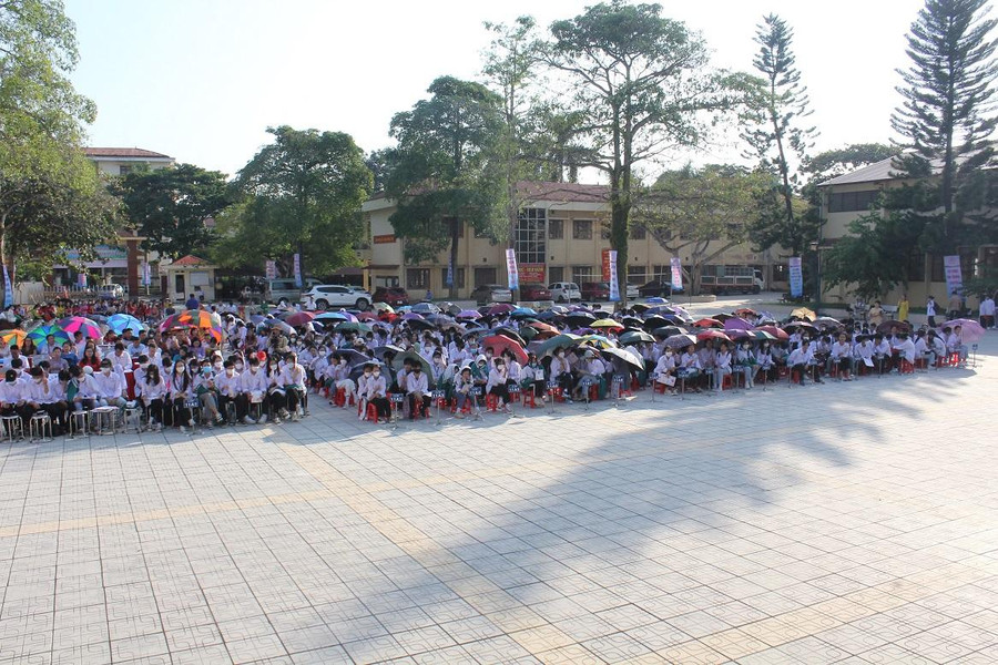 Học sinh Trường THPT Định Hóa chăm chú theo dõi Hội thi. Học sinh Trường THPT Định Hóa chăm chú theo dõi Hội thi.