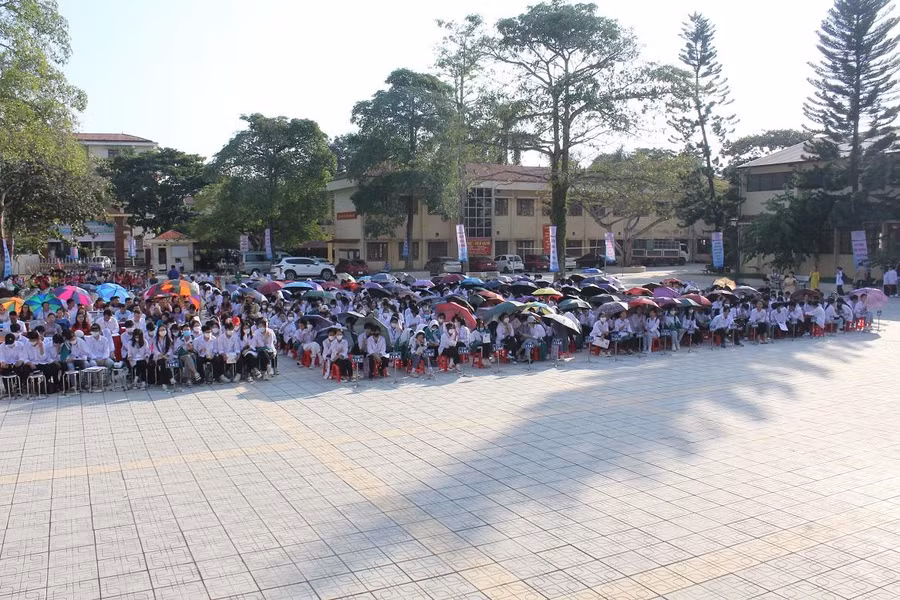 Học sinh Trường THPT Định Hóa chăm chú theo dõi Hội thi.