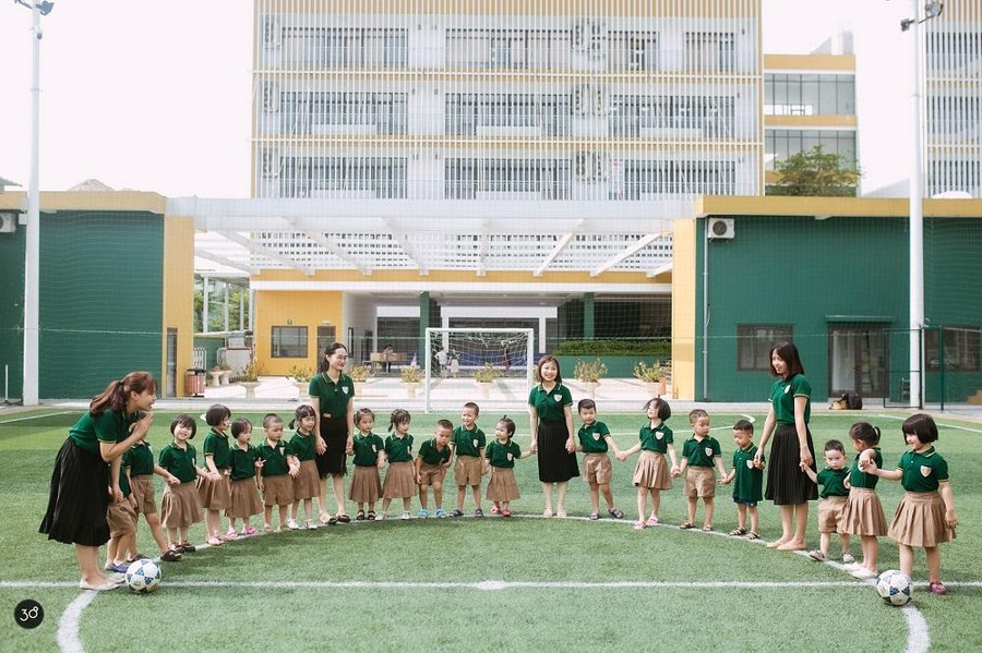 Giờ học trải nghiệm thể dục thể thao ngoài trời của cô và trò trường Iris. Giờ học trải nghiệm thể dục thể thao ngoài trời của cô và trò trường Iris.