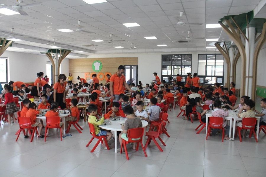 Giờ ăn bữa trưa của các cháu Trường mầm non Sunrise Kids trong khu nhà bếp được đầu tư hơn 4 tỷ đồng luôn đảm bảo an toàn vệ sinh thực phẩm và môi trường. Giờ ăn bữa trưa của các cháu Trường mầm non Sunrise Kids trong khu nhà bếp được đầu tư hơn 4 tỷ đồng luôn đảm bảo an toàn vệ sinh thực phẩm và môi trường.