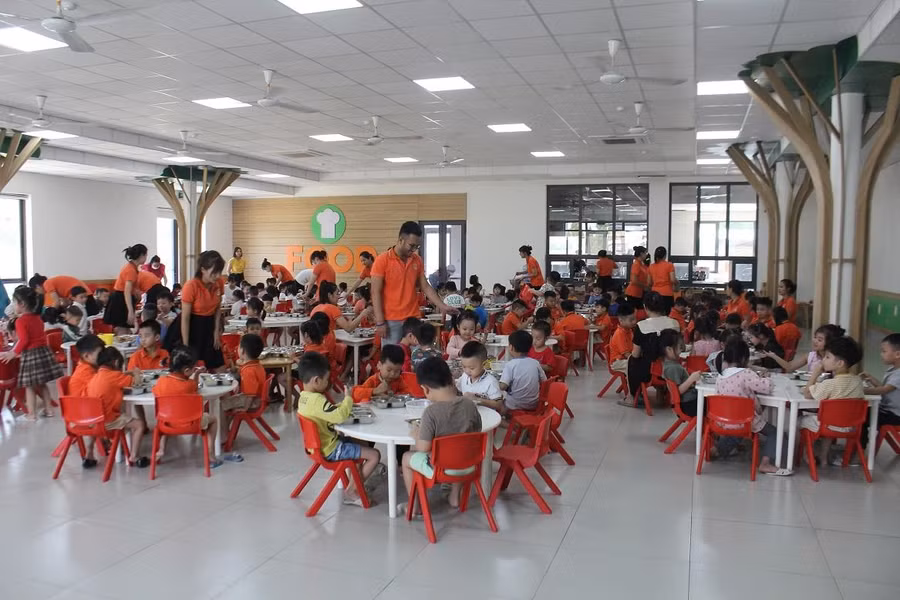 Giờ ăn bữa trưa của các cháu Trường mầm non Sunrise Kids trong khu nhà bếp được đầu tư hơn 4 tỷ đồng luôn đảm bảo an toàn vệ sinh thực phẩm và môi trường.