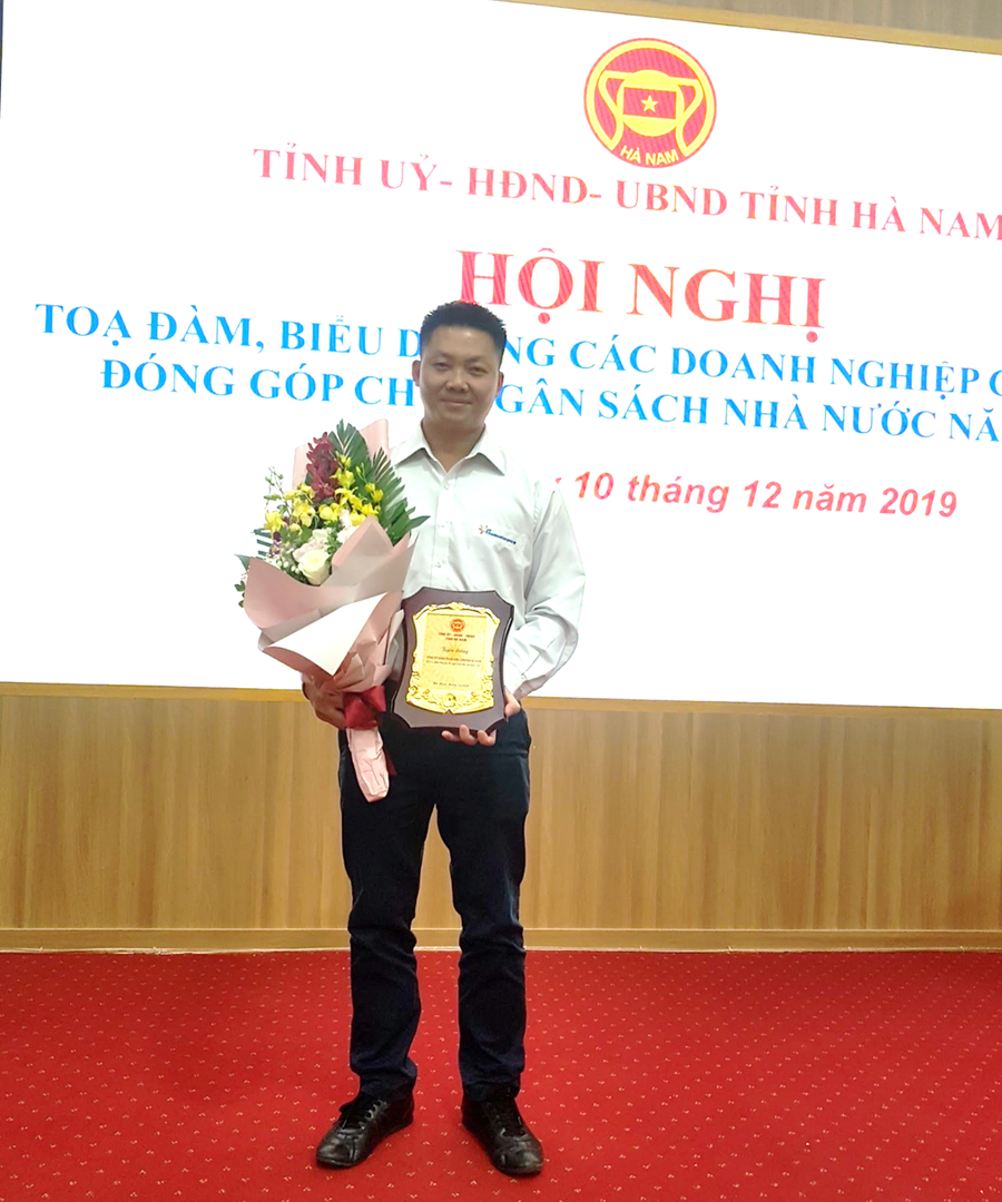 Đại diện công ty FrieslandCampina và các doanh nghiệp tiêu biểu của tỉnh Hà Nam vinh dự được Bí Thư tỉnh ủy và Chủ tịch UBND tỉnh Hà Nam khen thưởng. Đại diện công ty FrieslandCampina và các doanh nghiệp tiêu biểu của tỉnh Hà Nam vinh dự được Bí Thư tỉnh ủy và Chủ tịch UBND tỉnh Hà Nam khen thưởng.