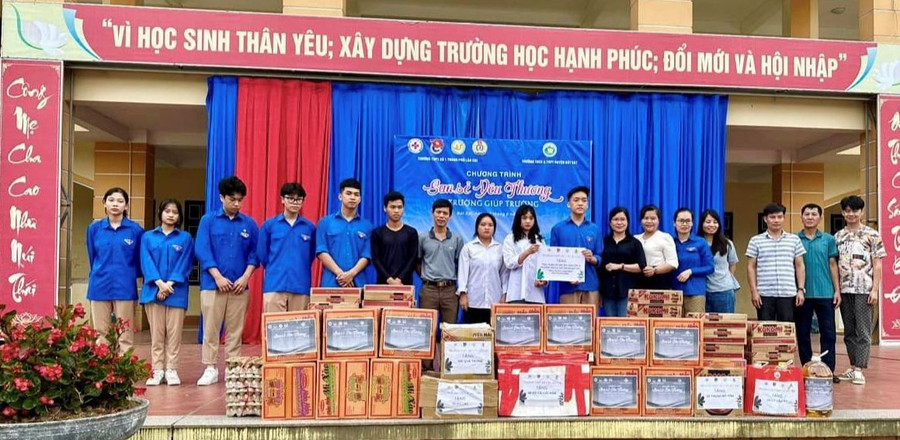 Trường THPT số 1 Lào Cai tặng quà cho Trường THCS và THPT huyện Bát Xát. Trường THPT số 1 Lào Cai tặng quà cho Trường THCS và THPT huyện Bát Xát.