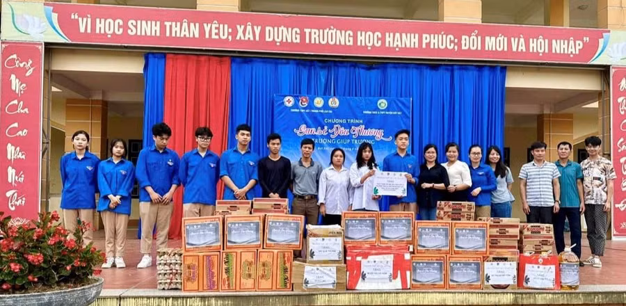 Trường THPT số 1 Lào Cai tặng quà cho Trường THCS và THPT huyện Bát Xát.