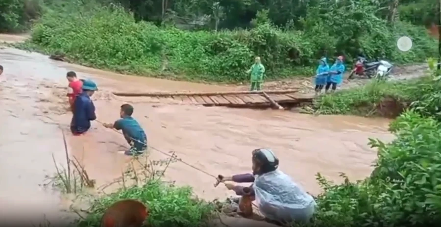 Người dân xã Hữu Lân (huyện Lộc Bình) làm cầu tạm đón thí sinh đi thi tốt nghiệp THPT. Ảnh: NVCC