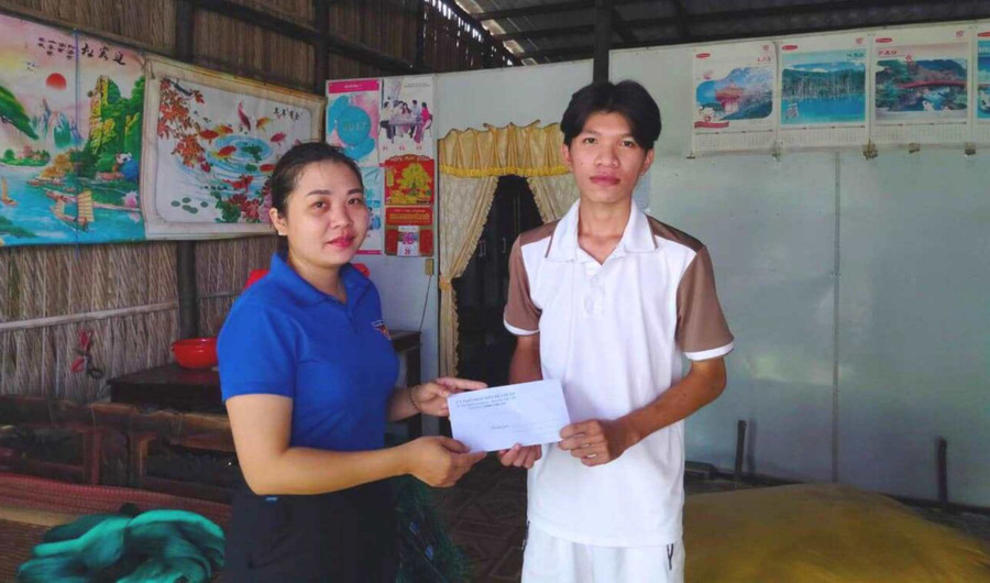 Học sinh hoàn cảnh khó khăn tỉnh Cà Mau được hỗ trợ trước ngày thi tốt nghiệp THPT. Học sinh hoàn cảnh khó khăn tỉnh Cà Mau được hỗ trợ trước ngày thi tốt nghiệp THPT.