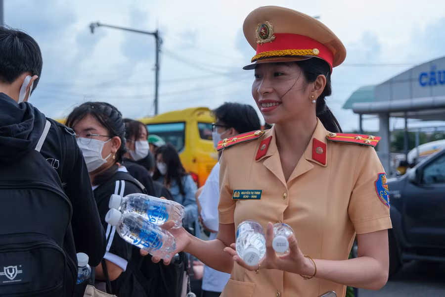 Công an tỉnh Kiên Giang hỗ trợ nước uống cho thí sinh.