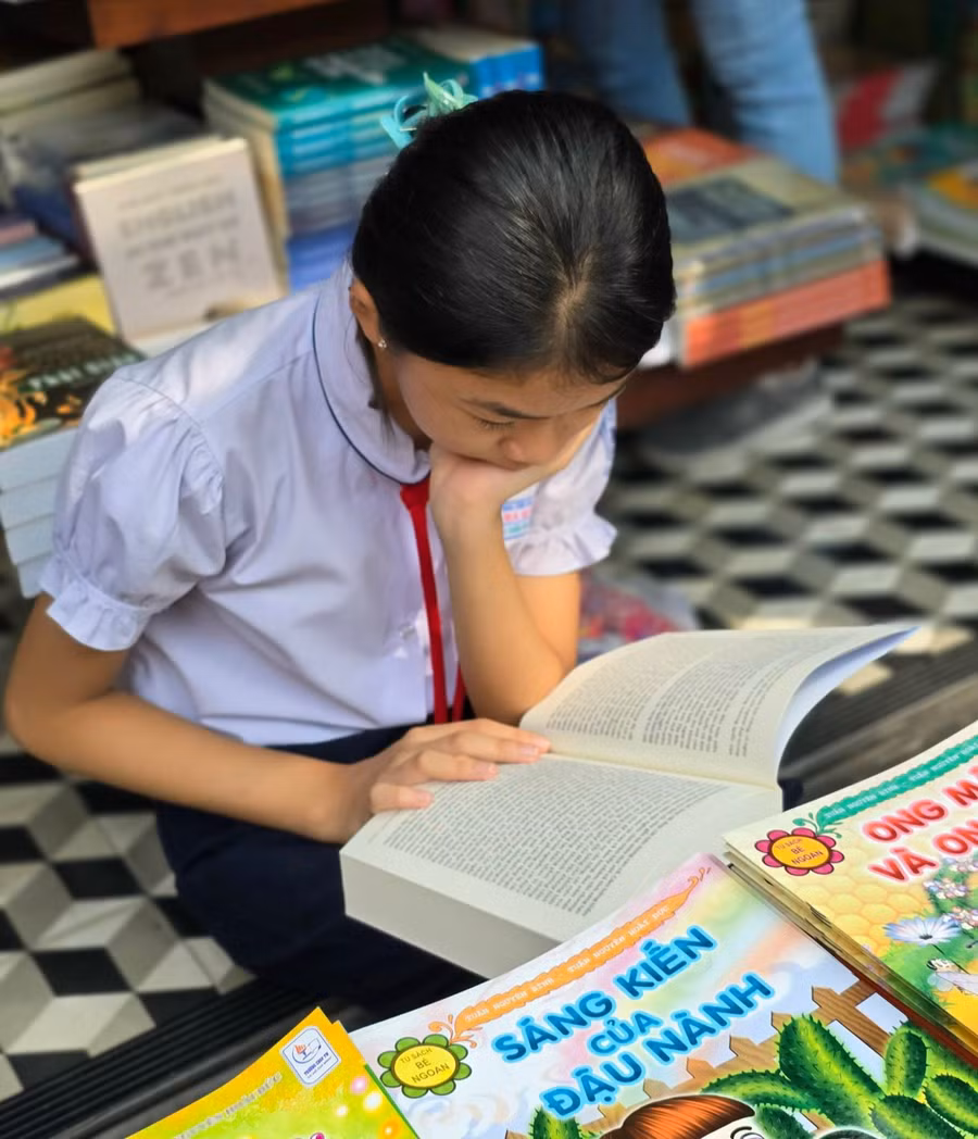 Học sinh lớp 5, Trường Tiểu học Cao Bá Quát đọc một tác phẩm văn học tại Đường Sách TPHCM.