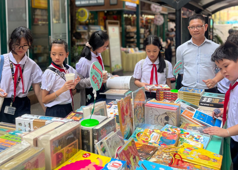 Học sinh Trường Tiểu học Cao Bá Quát chọn sách tại Đường Sách TPHCM. 