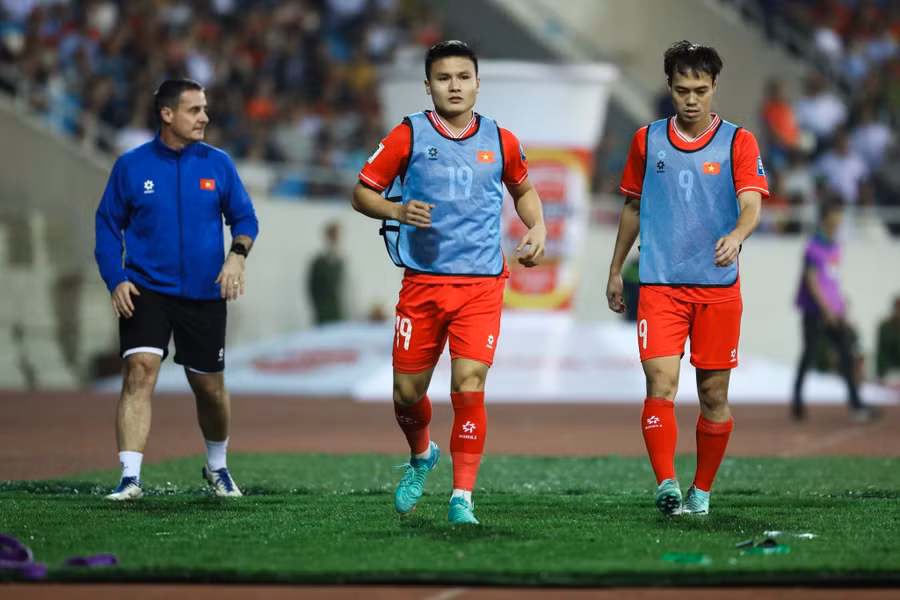 Quang Hải (giữa) khởi động ở trận gặp Indonesia tại Mỹ Đình. Ảnh: INT.
