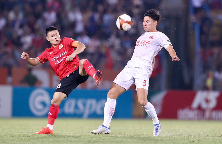 Quang Hải (áo đỏ) trong trận Công an Hà Nội gặp Thể Công - Viettel, vòng 21 V-League 2023 - 2024. Ảnh: VPF.