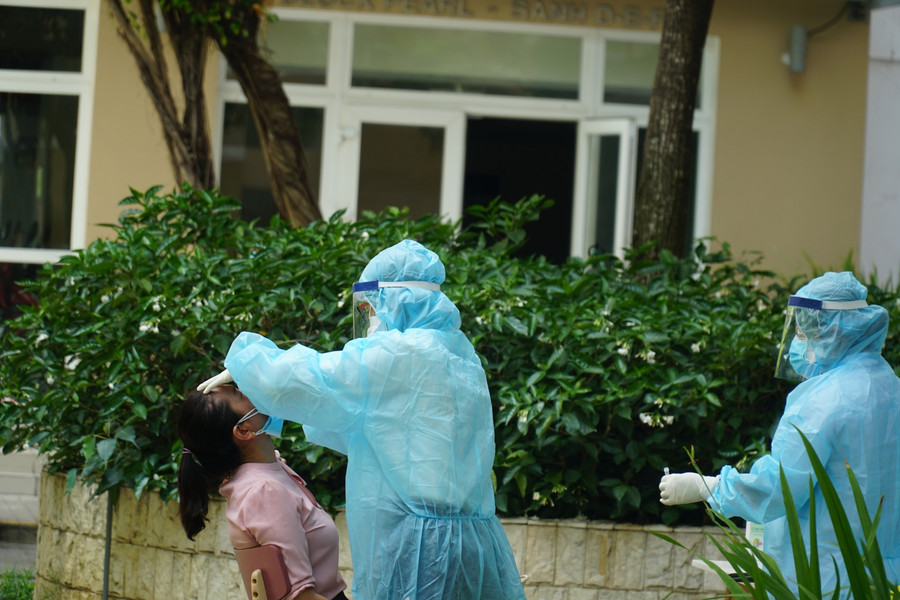 Lực lượng y tế lấy mẫu xét nghiệm cho cư dân của block A1-chung cư Sunview town. Ảnh minh họa.