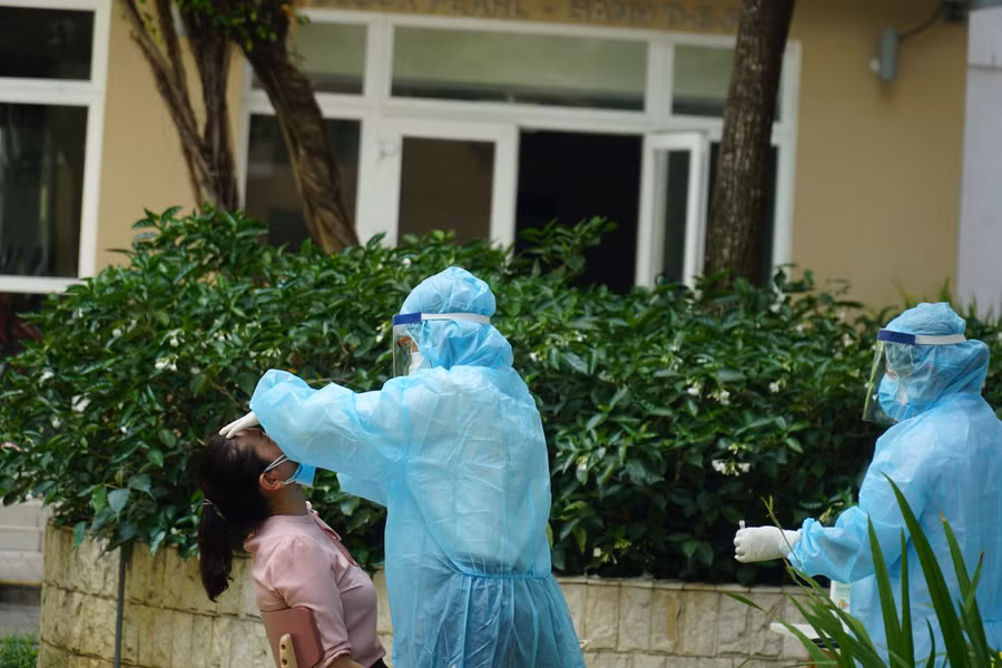 Lực lượng y tế lấy mẫu xét nghiệm cho cư dân của block A1-chung cư Sunview town. Ảnh minh họa.