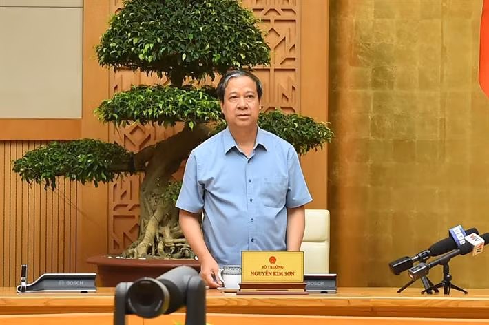 Bộ trưởng Nguyễn Kim Sơn phát biểu tại cuộc họp.