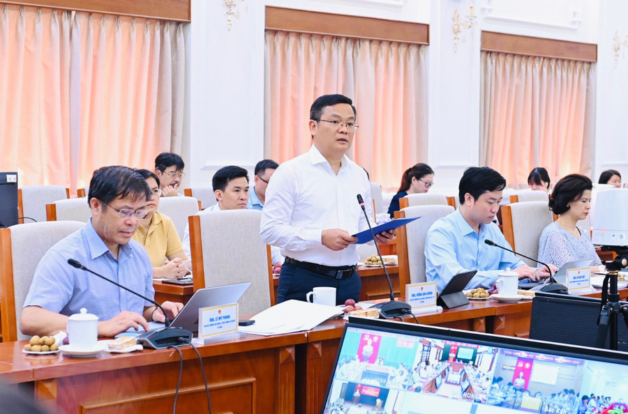 Các đại biểu phát biểu tại Hội nghị. Các đại biểu phát biểu tại Hội nghị.