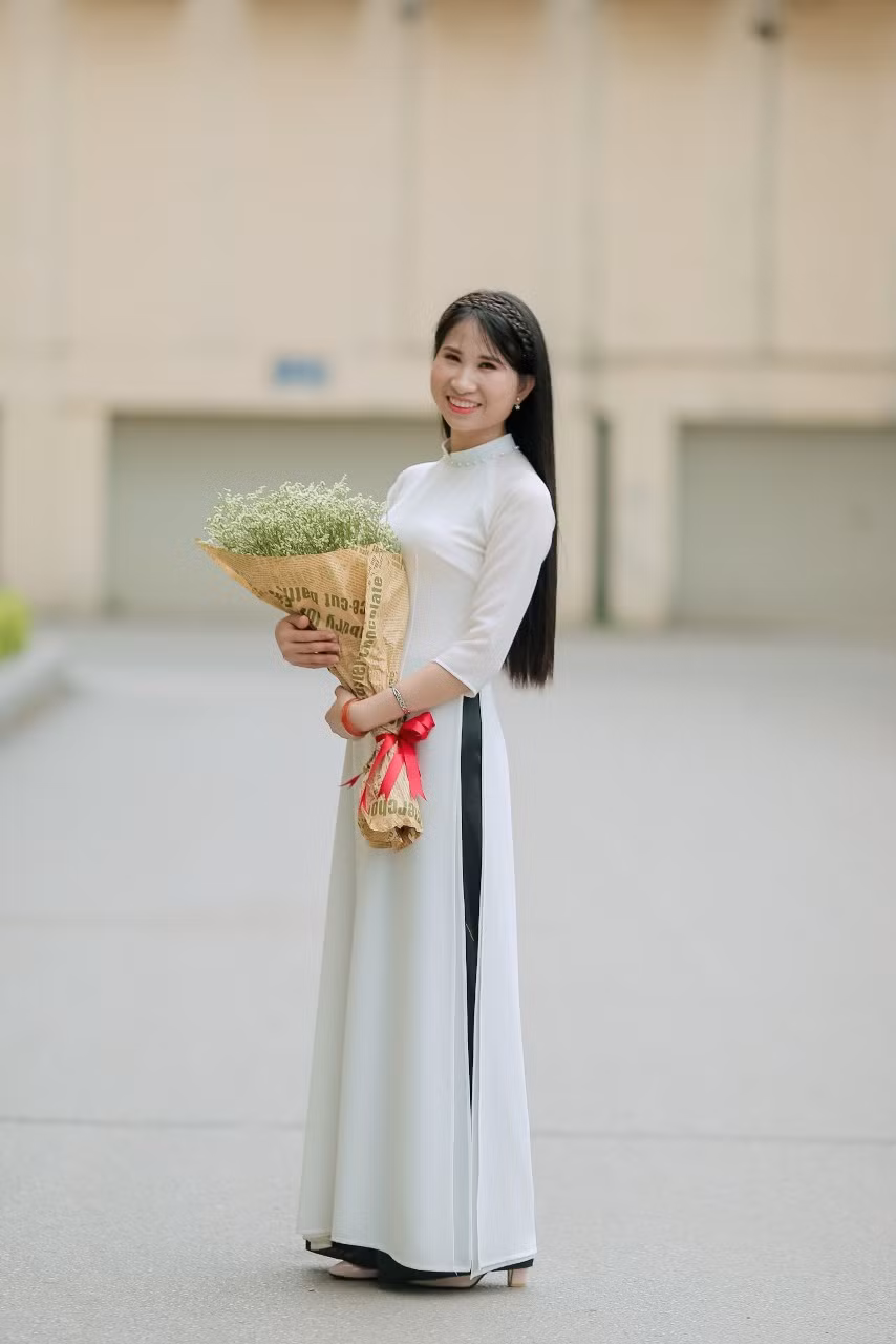 Cô Lê Thị Hường. Cô Lê Thị Hường.