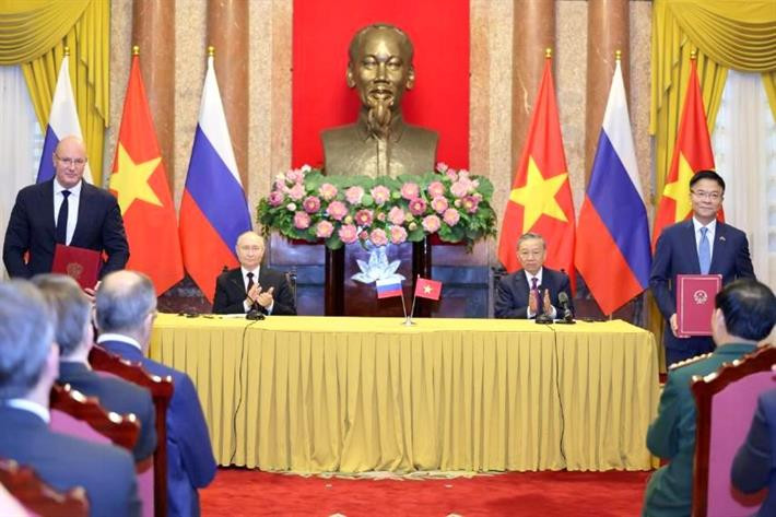 Phó Thủ tướng Chính phủ Việt Nam Lê Thành Long và Phó Thủ tướng Chính phủ Liên bang Nga Dmitry Chernyshenko trao Hiệp định hợp tác giáo dục đại học trước sự chứng kiến của Chủ tịch nước Tô Lâm và Tổng thống Liên bang Nga Vladimir Putin. Phó Thủ tướng Chính phủ Việt Nam Lê Thành Long và Phó Thủ tướng Chính phủ Liên bang Nga Dmitry Chernyshenko trao Hiệp định hợp tác giáo dục đại học trước sự chứng kiến của Chủ tịch nước Tô Lâm và Tổng thống Liên bang Nga Vladimir Putin.