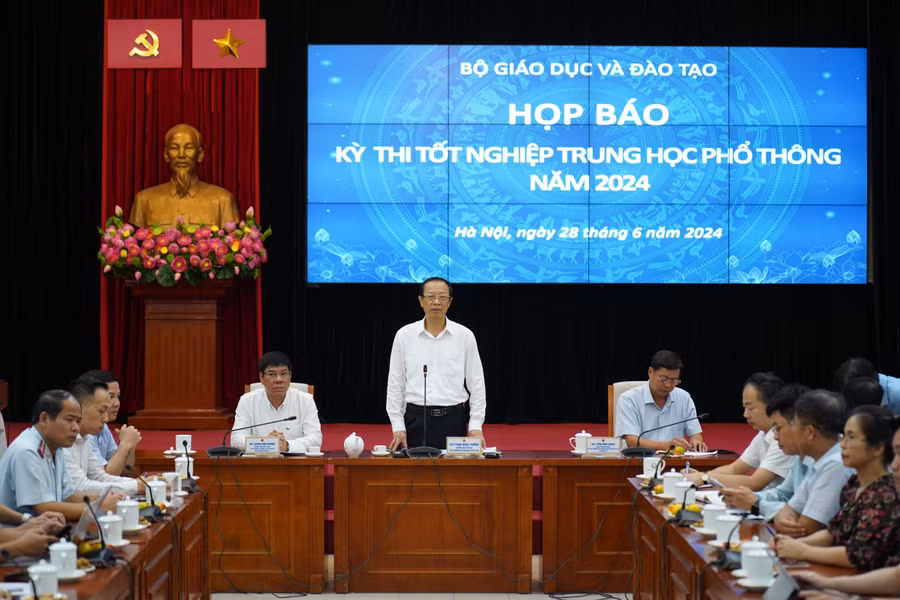 Thứ trưởng Bộ GD&ĐT Phạm Ngọc Thưởng, Trưởng Ban Chỉ đạo cấp quốc gia Kỳ thi tốt nghiệp THPT năm 2024 chủ trì họp báo.