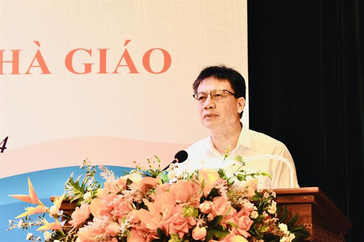 TS Nguyễn Ngọc Ân, Chủ tịch Công đoàn Giáo dục Việt Nam phát biểu tại hội thảo. TS Nguyễn Ngọc Ân, Chủ tịch Công đoàn Giáo dục Việt Nam phát biểu tại hội thảo.