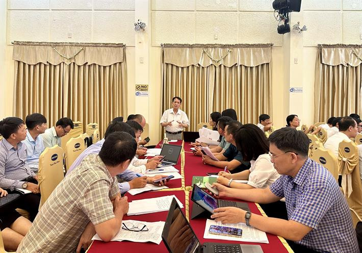 Các đại biểu dự hội thảo được chia thành 5 nhóm để thảo luận chi tiết từng quy định, nhóm chính sách của dự thảo Luật. Các đại biểu dự hội thảo được chia thành 5 nhóm để thảo luận chi tiết từng quy định, nhóm chính sách của dự thảo Luật.