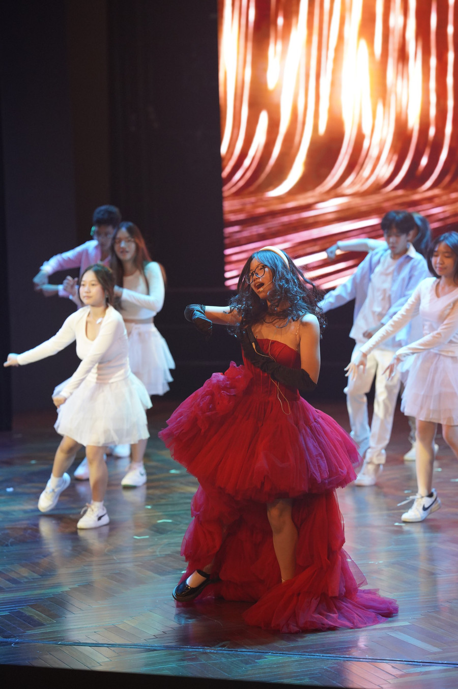 Những màn vũ đạo đẹp mắt là một trong những điều làm nên sức hút của vở nhạc kịch.