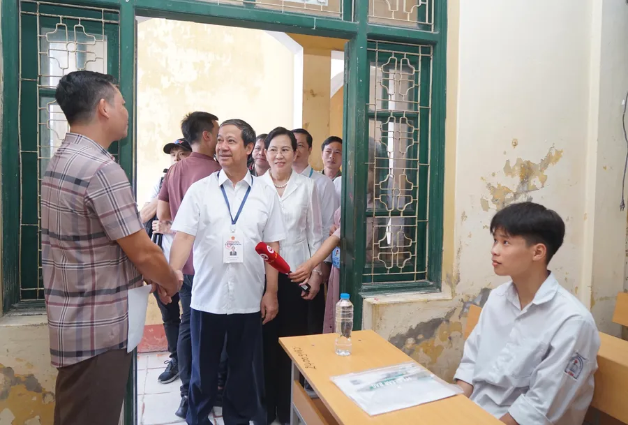 Bộ trưởng Nguyễn Kim Sơn động viên cán bộ coi thi, thí sinh tại Điểm thi Trường THPT B Duy Tiên.
