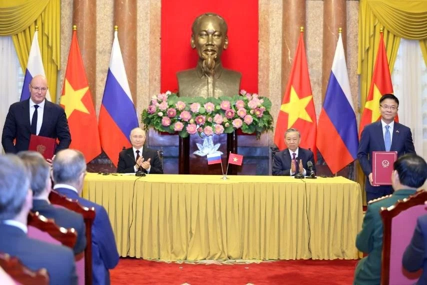 Phó Thủ tướng Chính phủ Việt Nam Lê Thành Long và Phó Thủ tướng Chính phủ Liên bang Nga Dmitry Chernyshenko trao Hiệp định hợp tác giáo dục đại học trước sự chứng kiến của Chủ tịch nước Tô Lâm và Tổng thống Liên bang Nga Vladimir Putin.