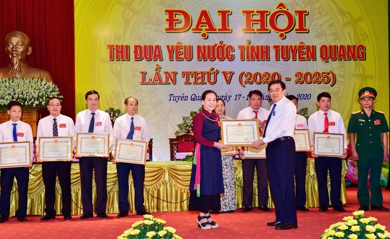 Cô Đặng Thị Hường được vinh danh tại Đại hội thi đua yêu nước tỉnh Tuyên Quang lần thứ V (2020 - 2025). Ảnh: NVCC