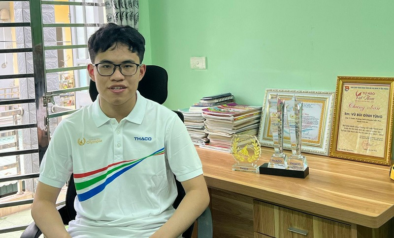 Tùng là học sinh chuyên Toán nhưng rất giỏi các môn xã hội.