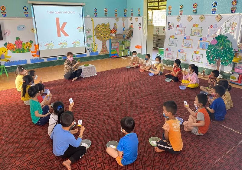 Với sự nỗ lực của giáo viên, những lớp học ở Hua Thanh mỗi ngày đông đủ học sinh hơn.