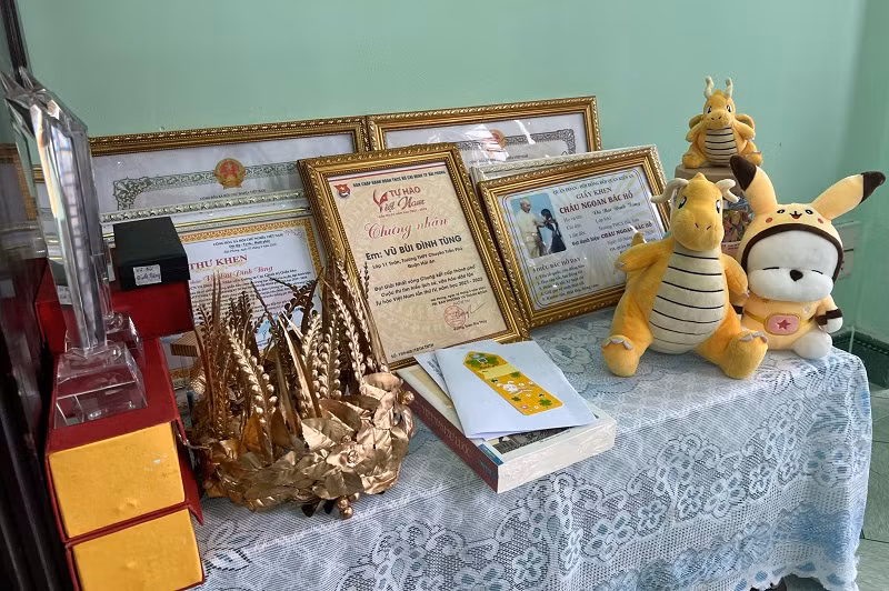 Gian học tập của Tùng lưu giữ nhiều giấy khen, kỷ niệm chương của các cuộc thi.